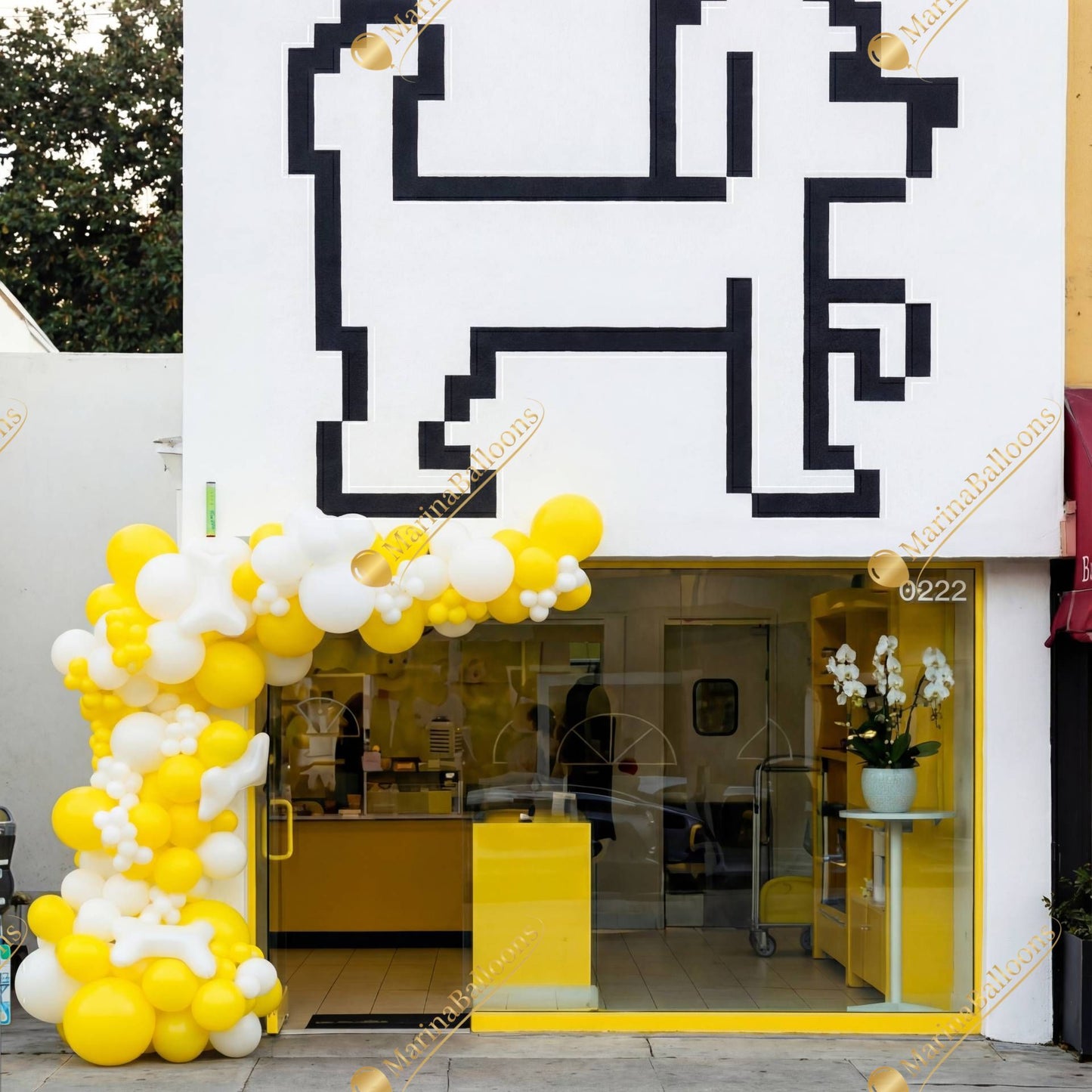 A bold yellow-and-white balloon installation for storefronts - a fresh, high-impact look that draws attention and boosts foot traffic.